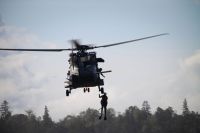 Zwei Soldaten werden an Bord des finnischen NH90-Hubschraubers gewincht