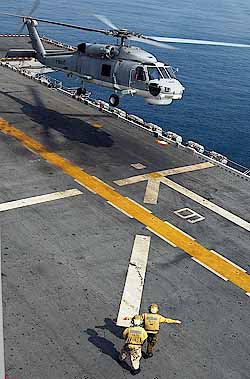 Marineforum - Thailändischer Hubschrauber landet auf USS ESSEX (Foto: US-Navy)