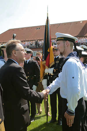 Marineforum - Dr. Hans-Jürgen Papier bei der Vereidigung (Foto: dt. Marine)