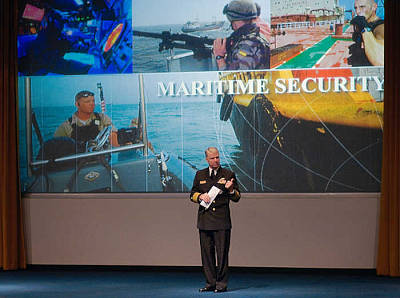 Marineforum - Admiral Roughead begrüßt die TeilnehmerTeilnehmer