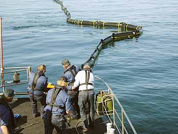 Marineforum - Ausbringen einer Ölsperre (Foto: Archiv Knudsen)