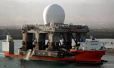 Seegestützte  SBX-Radarplattform im spektakulären Seetransport (Foto:  US Navy)