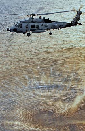 Marineforum - MH-60R der US Navy beim Sonareinsatz (Foto: US Navy)