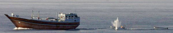 Marineforum - MOMSEN beschießt geschleppte Skiffs (Foto: US Navy)