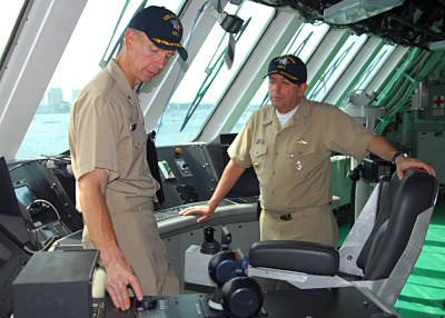 Bei Routinebetrieb nur zwei Mann auf der Brücke (Foto: US Navy)