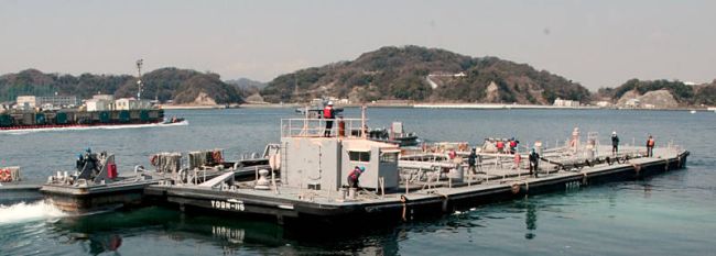 Marineforum - Kraftstoffschute bringt Wasser nach Fukushima (Foto: US Navy)