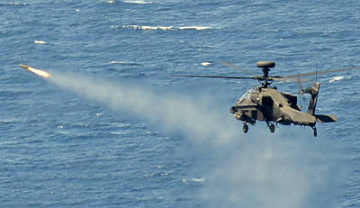 Marineforum - Britischer Apache schießt Hellfire-FK (Foto: Royal Navy)
