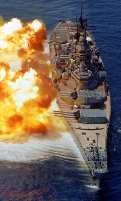Marineforum - IOWA mit Breitseite (Foto: US Navy)