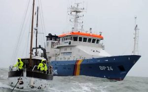 Boot der Bundespolizei See bei Hilfeleistung in See (Foto: BPolS)